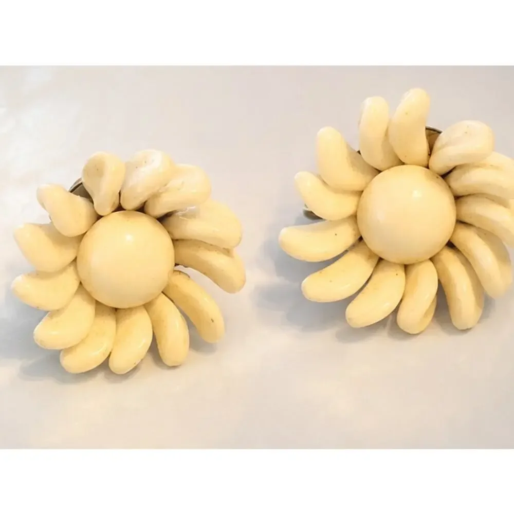 Vintage White Flower Earrings Milk Glass Mid-Century Screw Back‎ 1